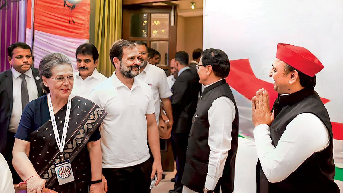 सपा प्रमुख अखिलेश कांग्रेस के राहुल और सोनिया गांधी का अभिवादन करते हुए