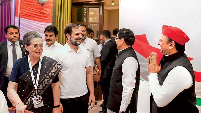 सपा प्रमुख अखिलेश कांग्रेस के राहुल और सोनिया गांधी का अभिवादन करते हुए