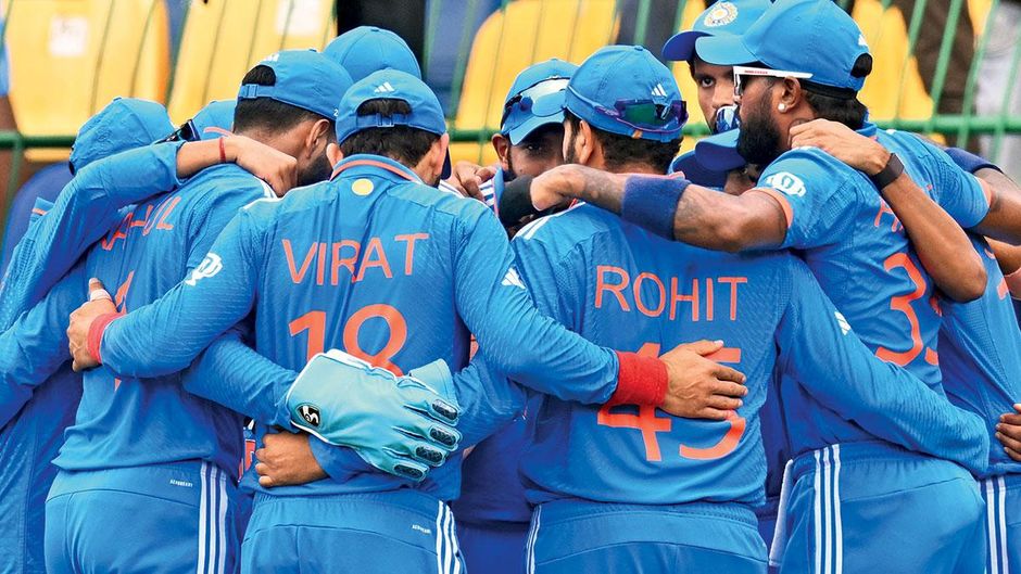 कप्तान रोहित शर्मा फील्ड पर जाने से पहले टीम का हौसला बढ़ाते हुए