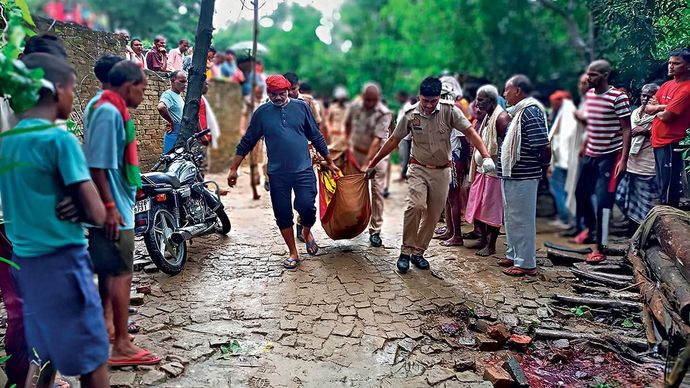 हिंसक वारदात: देवरिया के फतेहपुर गांव के लेड़हा टोला में हत्याकांड के बाद मृतक को ले जाते लोग