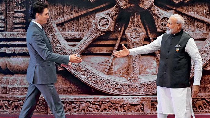 कितने दूर, कितने पास जी20 शिखर सम्मेलन के दौरान 9 सितंबर को भारत मंडपम में ट्रूडो का स्वागत करते मोदी