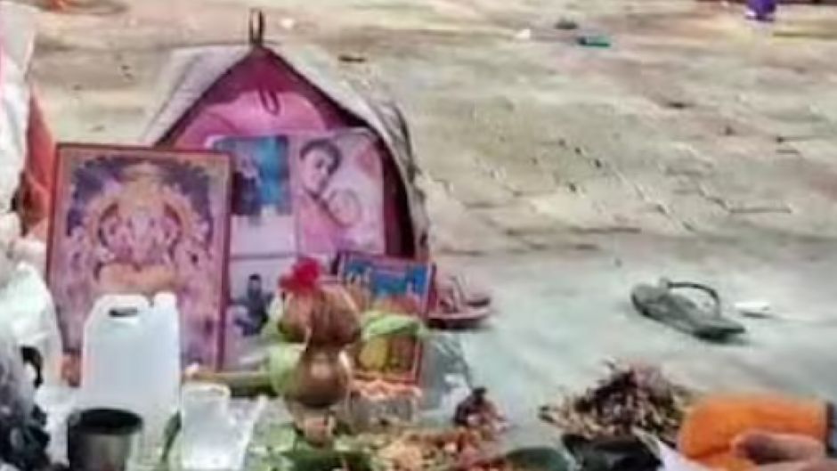 अपनी मां (बाएं) के साथ कामिनी (दाहिने), अपने भाई का पिंड दान कराते हुए