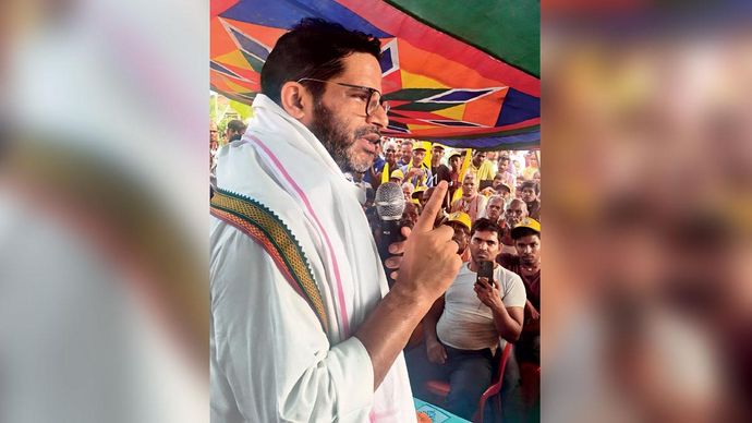 भविष्य की राजनीति मुजफ्फरपुर जिले के महना टाडा गांव में सभा को संबोधित करते प्रशांत किशोर