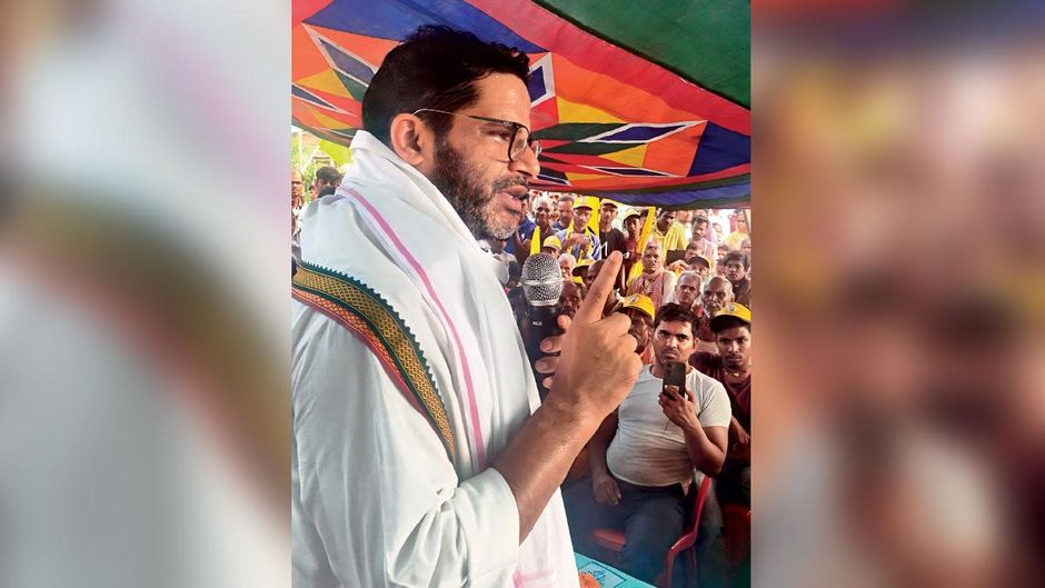 भविष्य की राजनीति मुजफ्फरपुर जिले के महना टाडा गांव में सभा को संबोधित करते प्रशांत किशोर