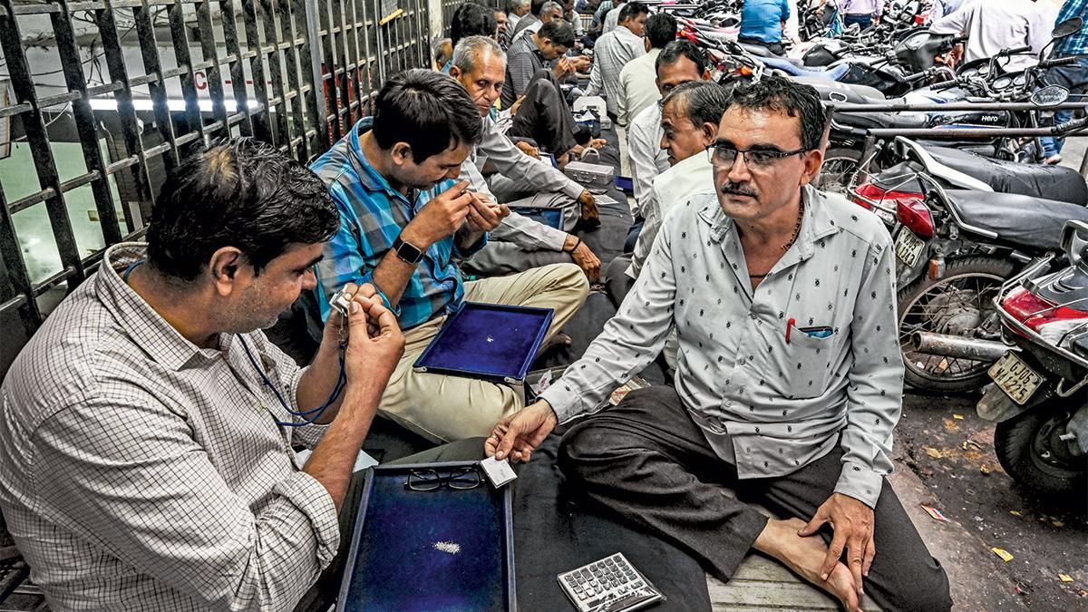 सूरत में काम में जुटे छोटे हीरा कारोबारी