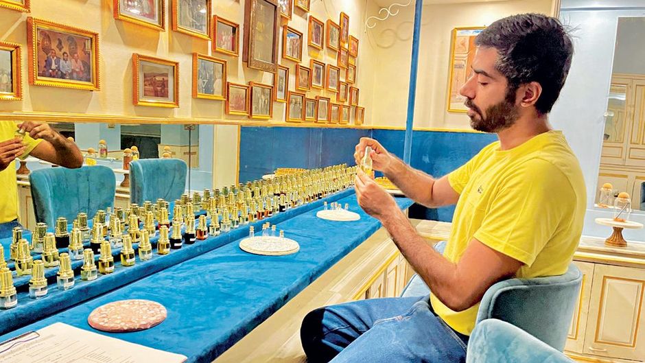 प्रणव कपूर परफ्यूम बार में अपनी पसंद की खास खुशबू तैयार करते हुए