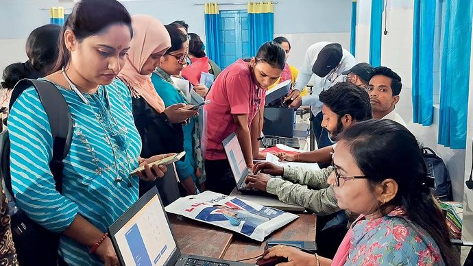 पटना हाई स्कूल भवन में अपना ऑफर लेटर लेने के लिए जुटे युवा