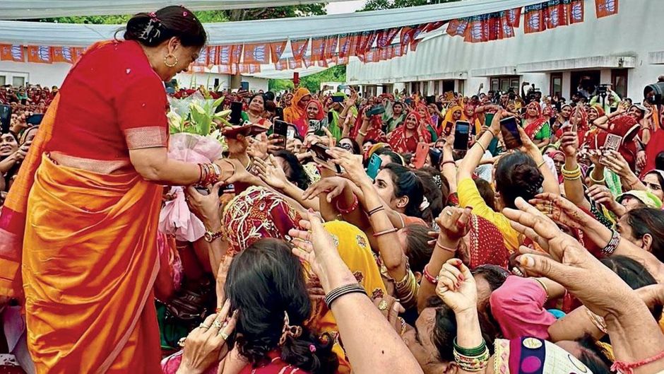 महिलाओं के बीच राजस्थान की पूर्व मुख्यमंत्री वसुंधरा राजे