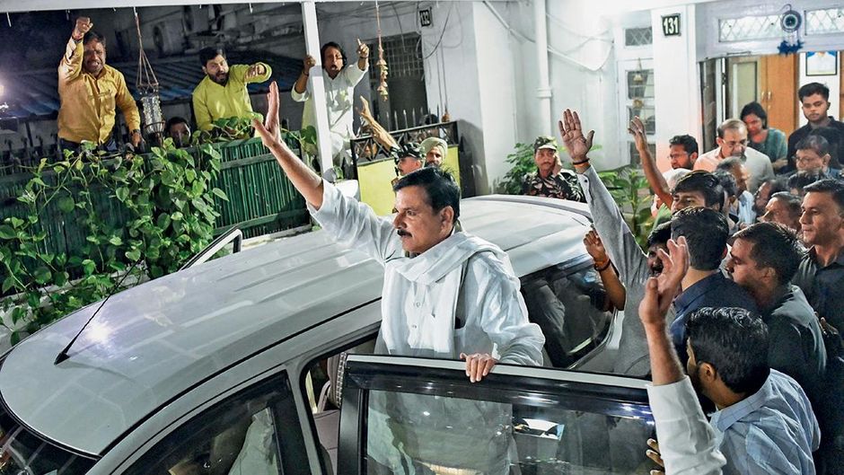 संकट: आप सांसद संजय सिंह 4 अक्तूबर को अपने आवास पर गिरफ्तार होने के बाद