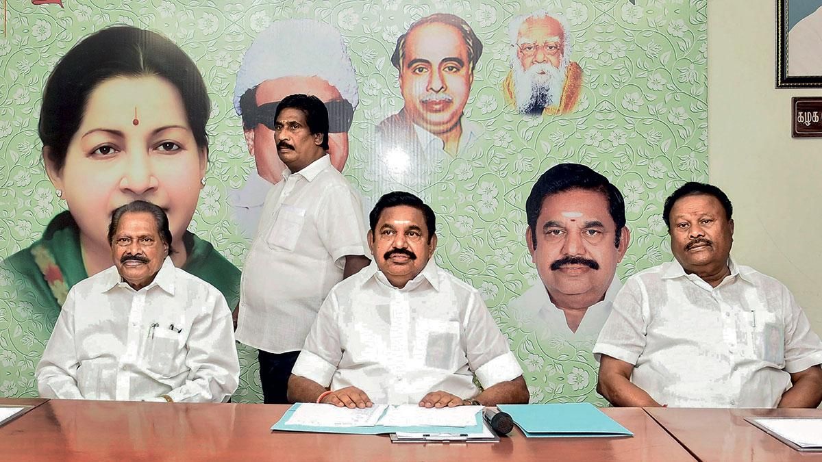 अलग होने के बाद अन्नाद्रमुक के महासचिव एडाप्पडी के. पलानीस्वामी 26 सितंबर को चेन्नै में पार्टी नेताओं के साथ
