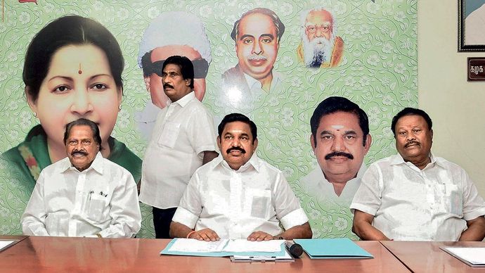 अलग होने के बाद अन्नाद्रमुक के महासचिव एडाप्पडी के. पलानीस्वामी 26 सितंबर को चेन्नै में पार्टी नेताओं के साथ