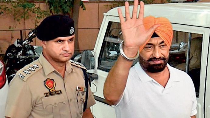 जलालाबाद कोर्ट से 28 सितंबर को बाहर निकलने के बाद अपने समर्थकों का अभिवादन करते कांग्रेस नेता सुखपाल खैरा