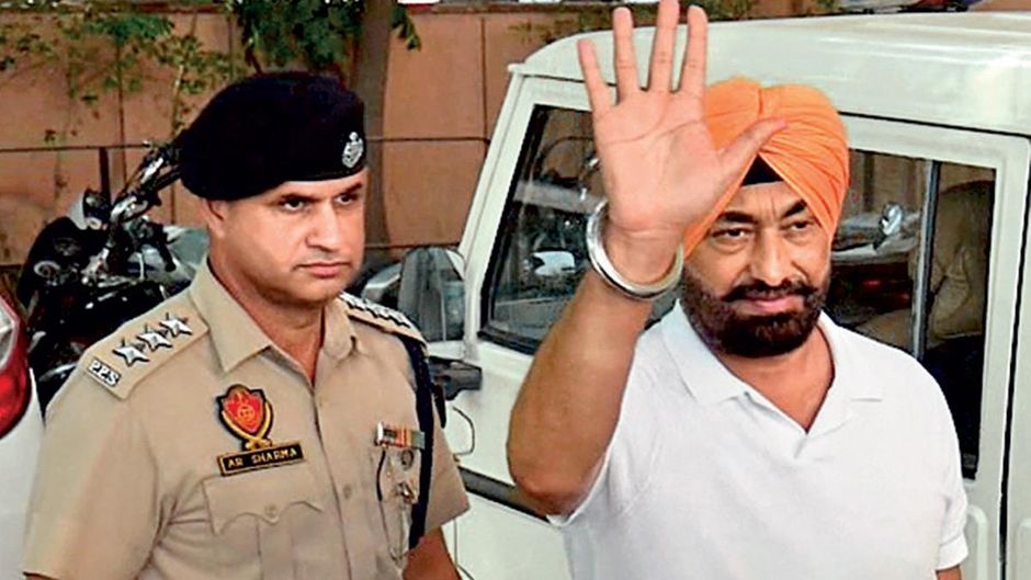 जलालाबाद कोर्ट से 28 सितंबर को बाहर निकलने के बाद अपने समर्थकों का अभिवादन करते कांग्रेस नेता सुखपाल खैरा