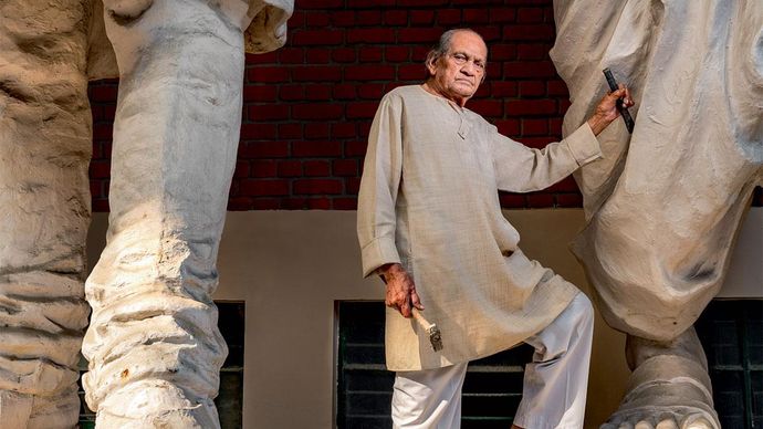 विशालकाय मूर्तियों के बीच मूर्तिकार राम सुतार