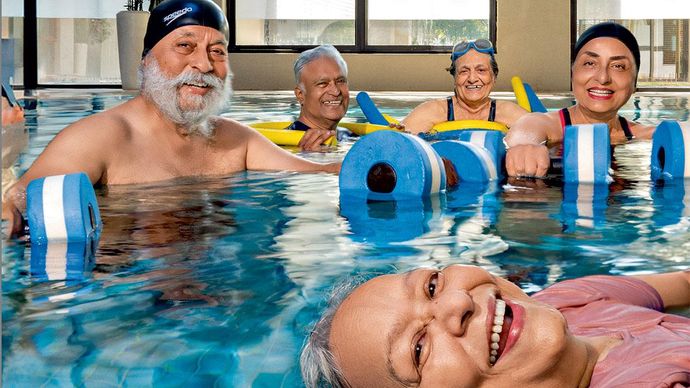 अंतरा देहरादून के निवासी वॉटर एरोबिक्स सेशन का आनंद लेते हुए