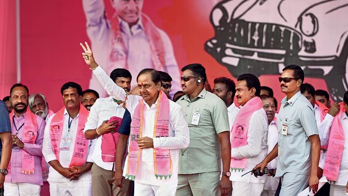 मोर्चे पर आगे तेलंगाना के मुख्यमंत्री तथा बीआरएस के मुखिया केसीआर अपने निर्वाचन क्षेत्र कामारेड्डी में 9 नवंबर की चुनावी रैली में