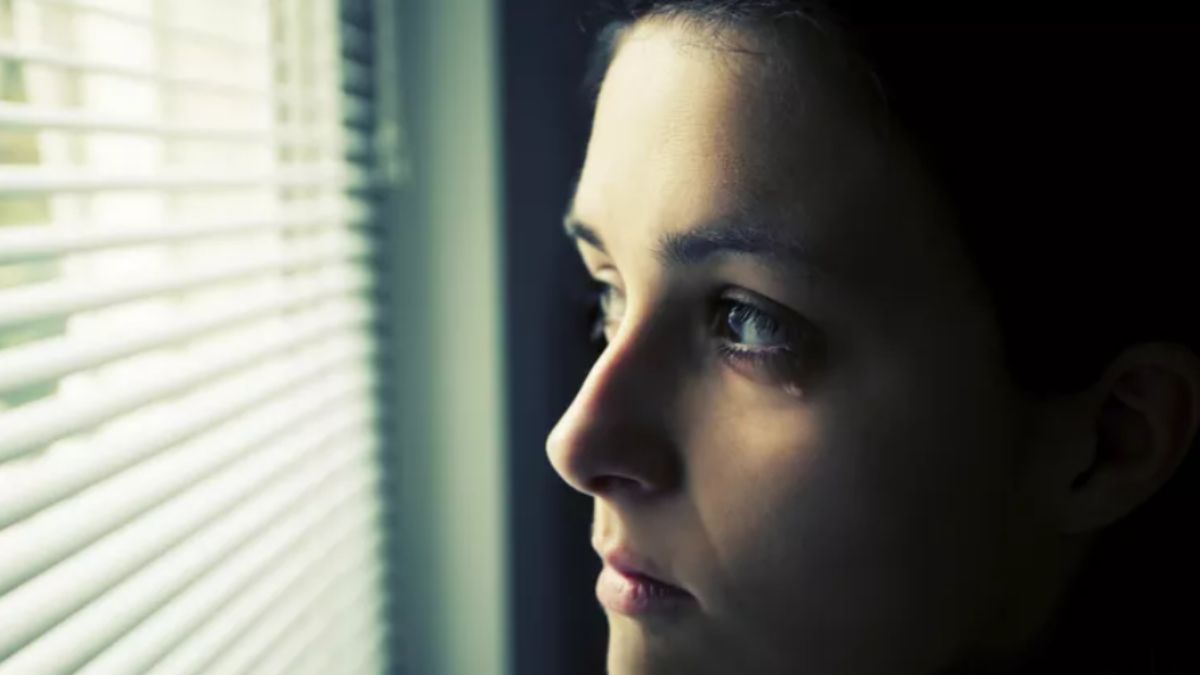 Loneliness से बचाव के लिए WHO ने अंतरराष्ट्रीय आयोग गठित किया है. (फोटो: Getty)