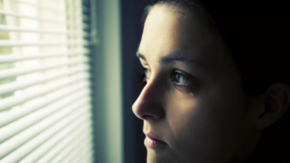 Loneliness से बचाव के लिए WHO ने अंतरराष्ट्रीय आयोग गठित किया है. (फोटो: Getty)