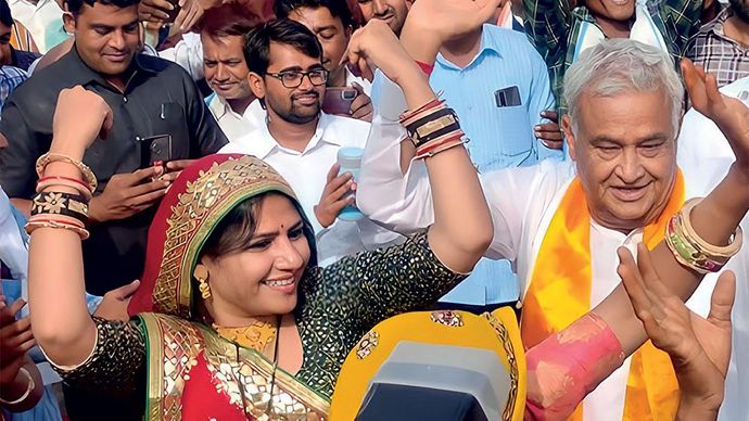 किरोड़ी लाल मीणा समर्थकों के साथ अपने प्रचार के लिए बनाए गाने पर थिरकते हुए