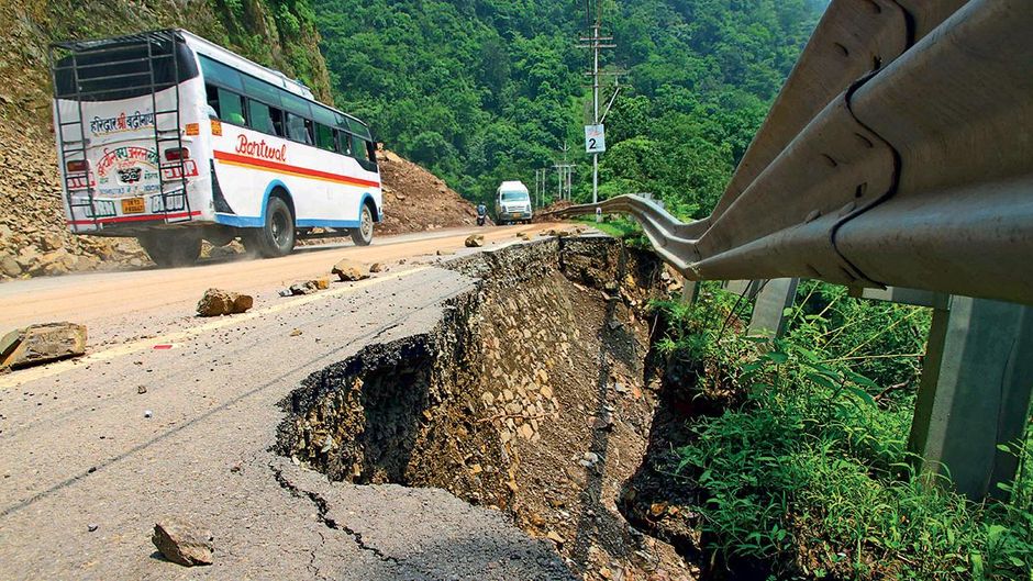 ऊबड़-खाबड़ रास्ता रुदप्रयाग में 25 अगस्त को सड़क धंसने के बाद चार धाम राष्ट्रीय राजमार्ग