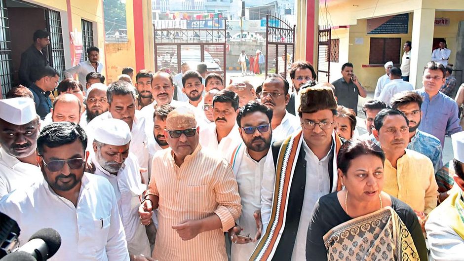 प्रदेश कांग्रेस अध्यक्ष अजय राय सीतापुर जेल में आजम खान से मिलने पहुंचे पर सपा नेता ने कथित तौर पर मुलाकात से इनकार कर दिया