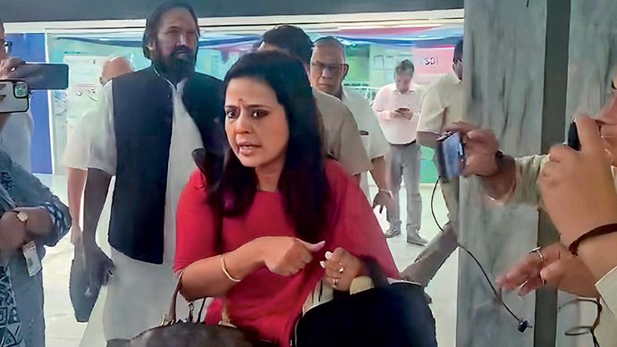 निशाने पर टीएमसी सांसद महुआ मोइत्र