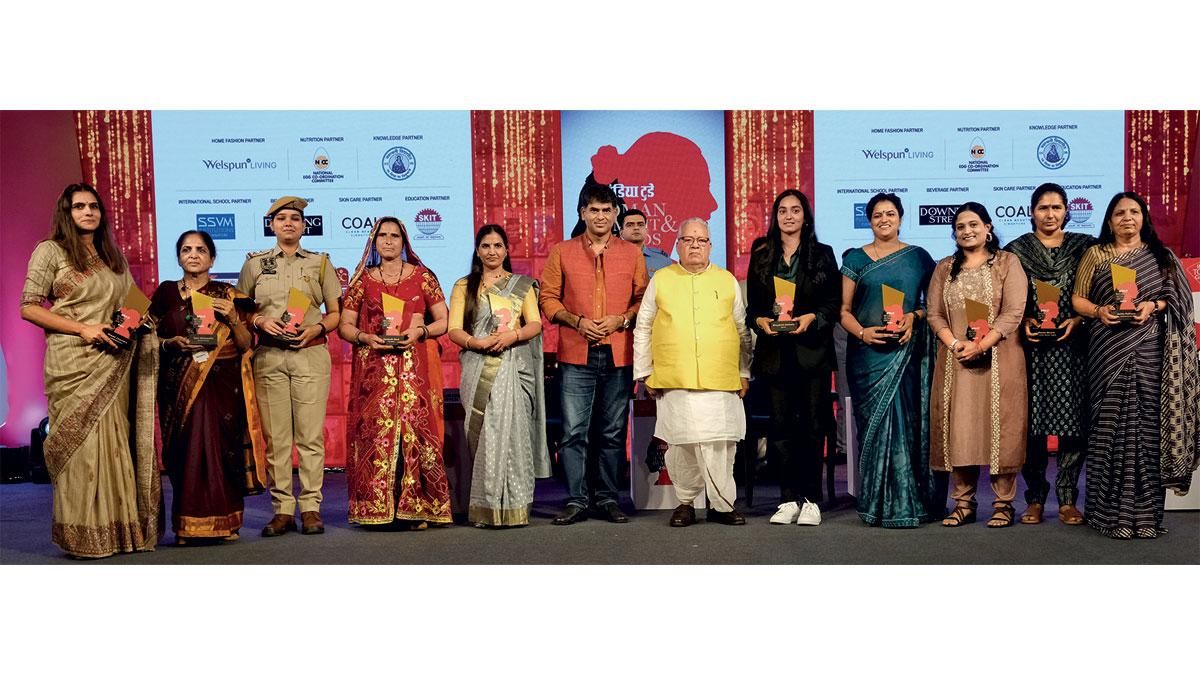 राज्यपाल कलराज मिश्र और इंडिया टुडे हिंदी के संपादक सौरभ द्विवेदी (बीच में) के साथ इंडिया टुडे वुमन समिट ऐंड अवॉर्ड्स 2023 की सबसे प्रभावशाली महिलाएं