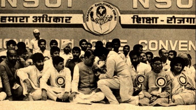 एनएसयूआई के एक सम्मेलन में राजीव गांधी, 1989