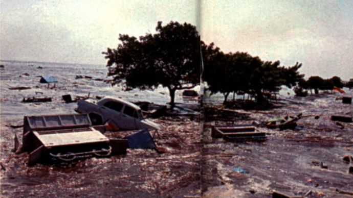 2004 की सूनामी के लहरों में बहती गाड़ियां/तस्वीर - इंडिया टुडे हिंदी मैगजीन