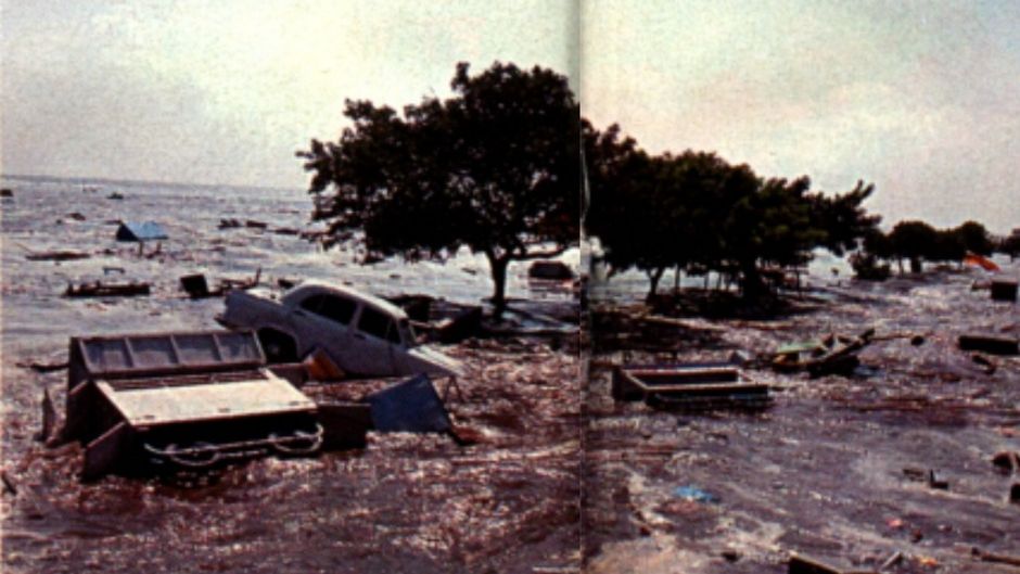 2004 की सूनामी के लहरों में बहती गाड़ियां/तस्वीर - इंडिया टुडे हिंदी मैगजीन