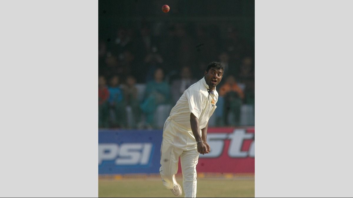 एक मैच में गेंदबाजी करते मुथैया मुरलीधरन