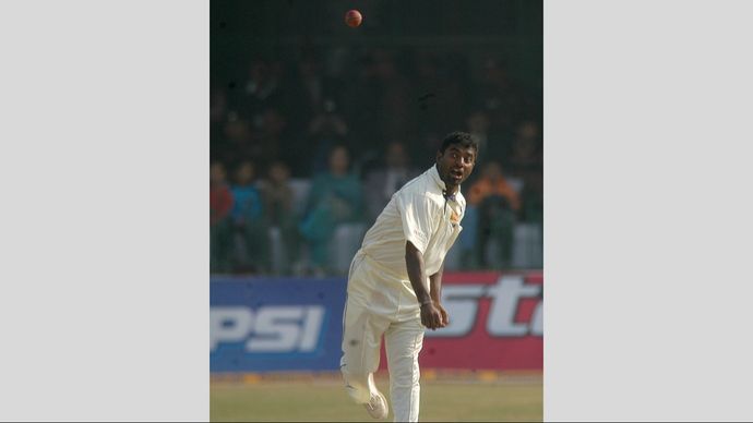 एक मैच में गेंदबाजी करते मुथैया मुरलीधरन