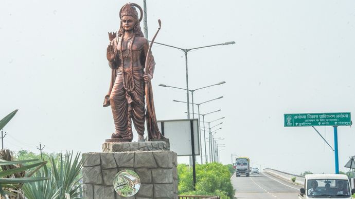 अयोध्या-गोरखपुर हाइवे पर लगी भगवान राम की कांसे की प्रतिमा