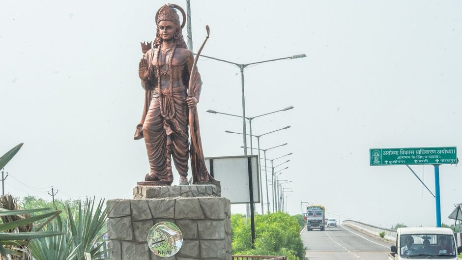 अयोध्या-गोरखपुर हाइवे पर लगी भगवान राम की कांसे की प्रतिमा
