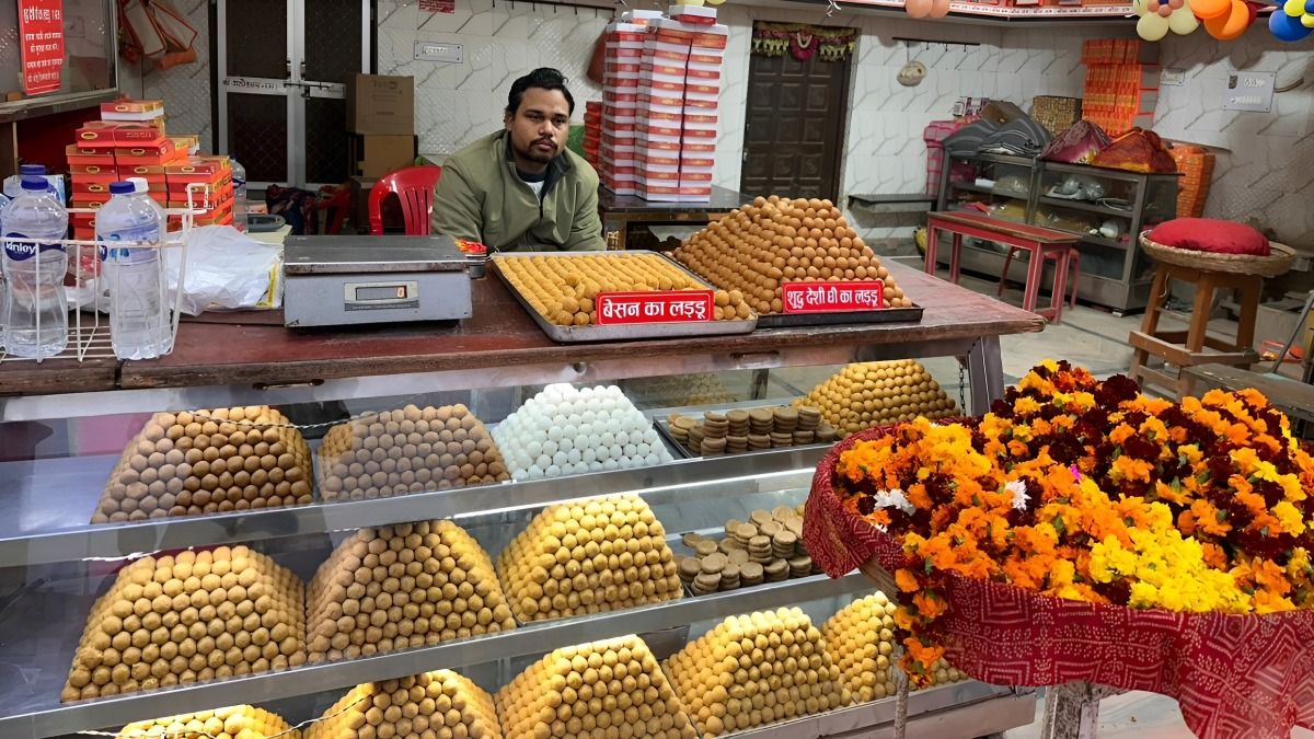 हनुमानगढ़ी मंदिर के पास सौ साल पुरान लड्डू की दुकान