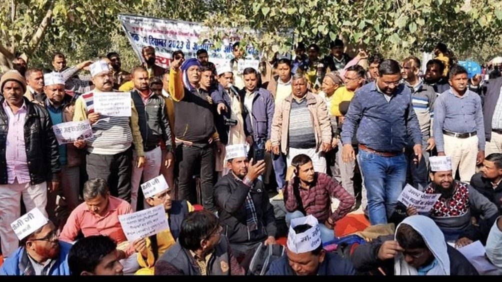 आधुनिक मदरसा शिक्षक लखनऊ में विरोध प्रदर्शन करते हुए