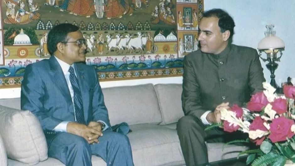 ऑपरेशन कैक्टस के कुछ महीनों बाद प्रधानमंत्री राजीव गांधी के साथ राष्ट्रपति गय्यूम (फोटो: मालदीव नेशनल लाइब्रेरी)