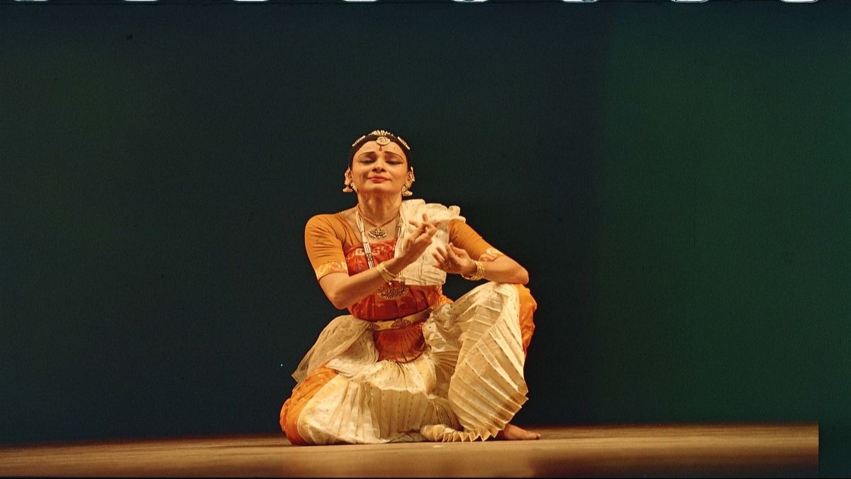 भरत नाट्यम करती हुईं माललविका सरुक्कई