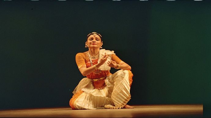 भरत नाट्यम करती हुईं माललविका सरुक्कई