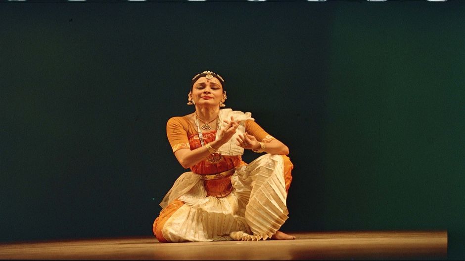 भरत नाट्यम करती हुईं माललविका सरुक्कई