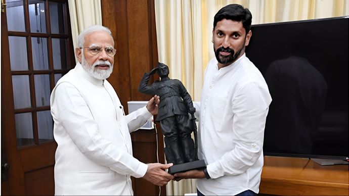 प्रधानमंत्री नरेंद्र मोदी को सुभाष चंद्र बोस की मूर्ति देते अरुण योगीराज