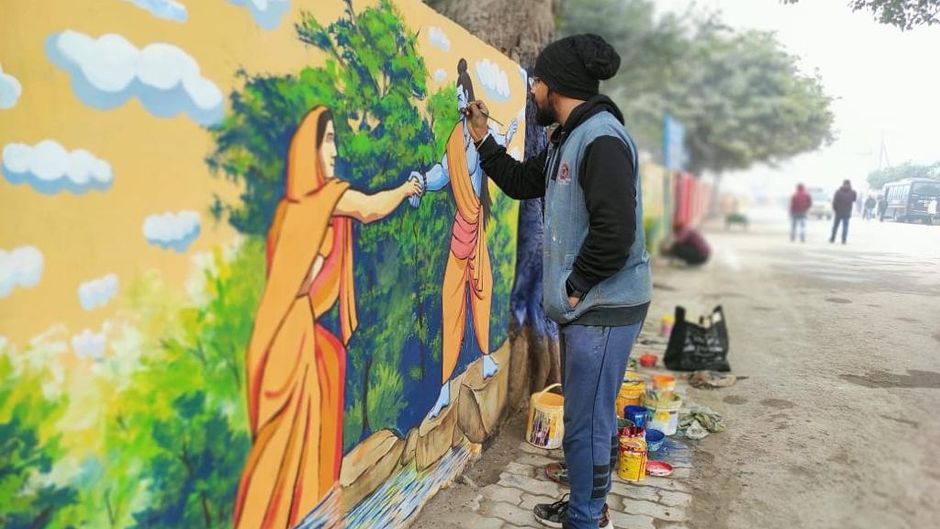 दीवारों पर भगवान राम की पेंटिंग्स