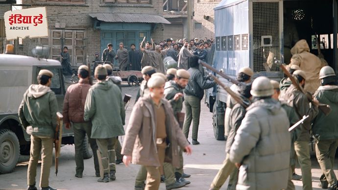 जनवरी, 1990 में भारतीय सेना और उग्रवादी जम्मू-कश्मीर में आमने-सामने