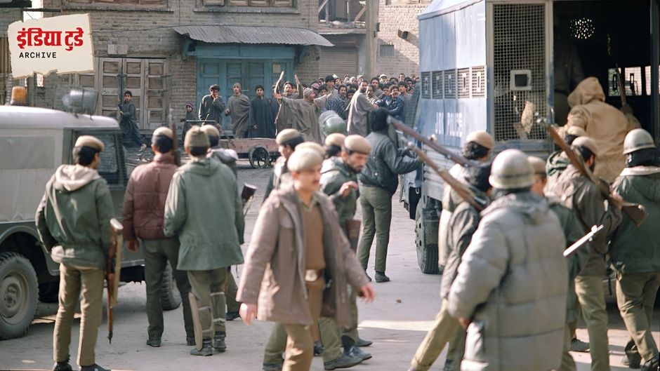 जनवरी, 1990 में भारतीय सेना और उग्रवादी जम्मू-कश्मीर में आमने-सामने