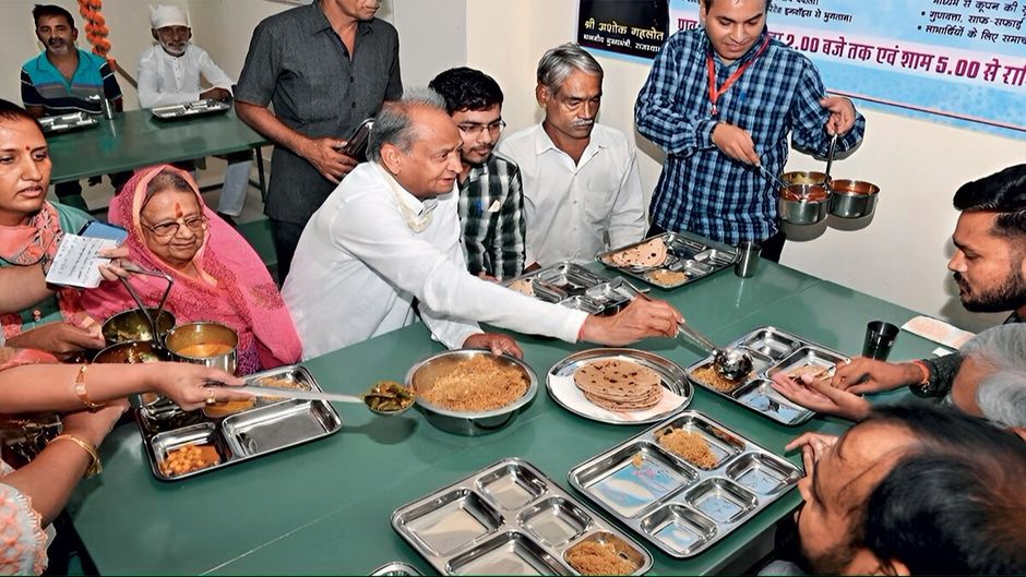 जोधपुर की एक इंदिरा रसोई में आम लोगों के साथ खाना खाते अशोक गहलोत