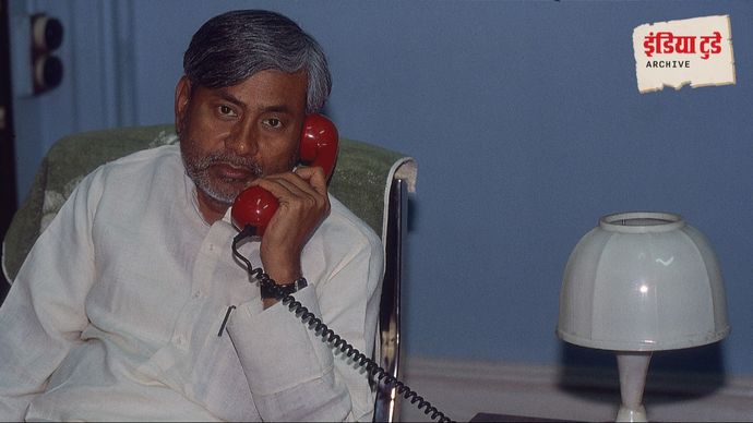 फोन पर बात करते हुए नीतीश कुमार (फोटो:इंडिया टुडे)