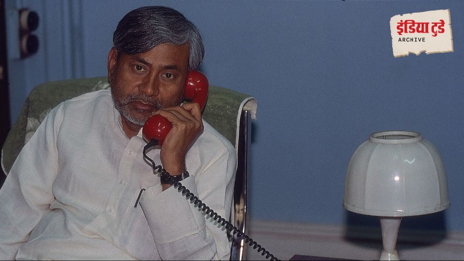 फोन पर बात करते हुए नीतीश कुमार (फोटो:इंडिया टुडे)