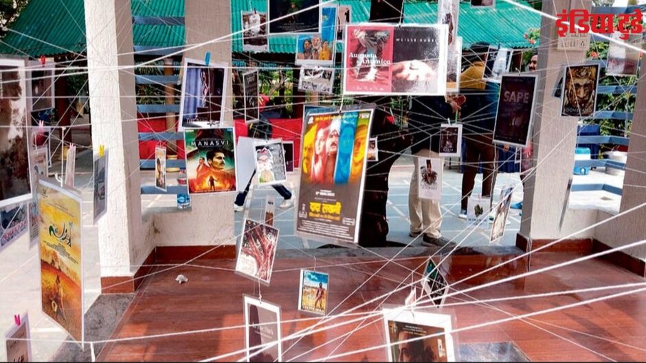 आयोजन स्थल पर पोस्टरों से सजावट