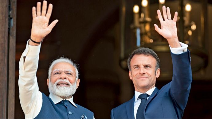 फ्रांस के राष्ट्रपति मैक्रों के साथ पीएम मोदी