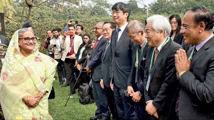 अपनी चुनावी जीत के बाद ढाका में एक प्रेस कॉन्फ्रेंस के दौरान शेख हसीना